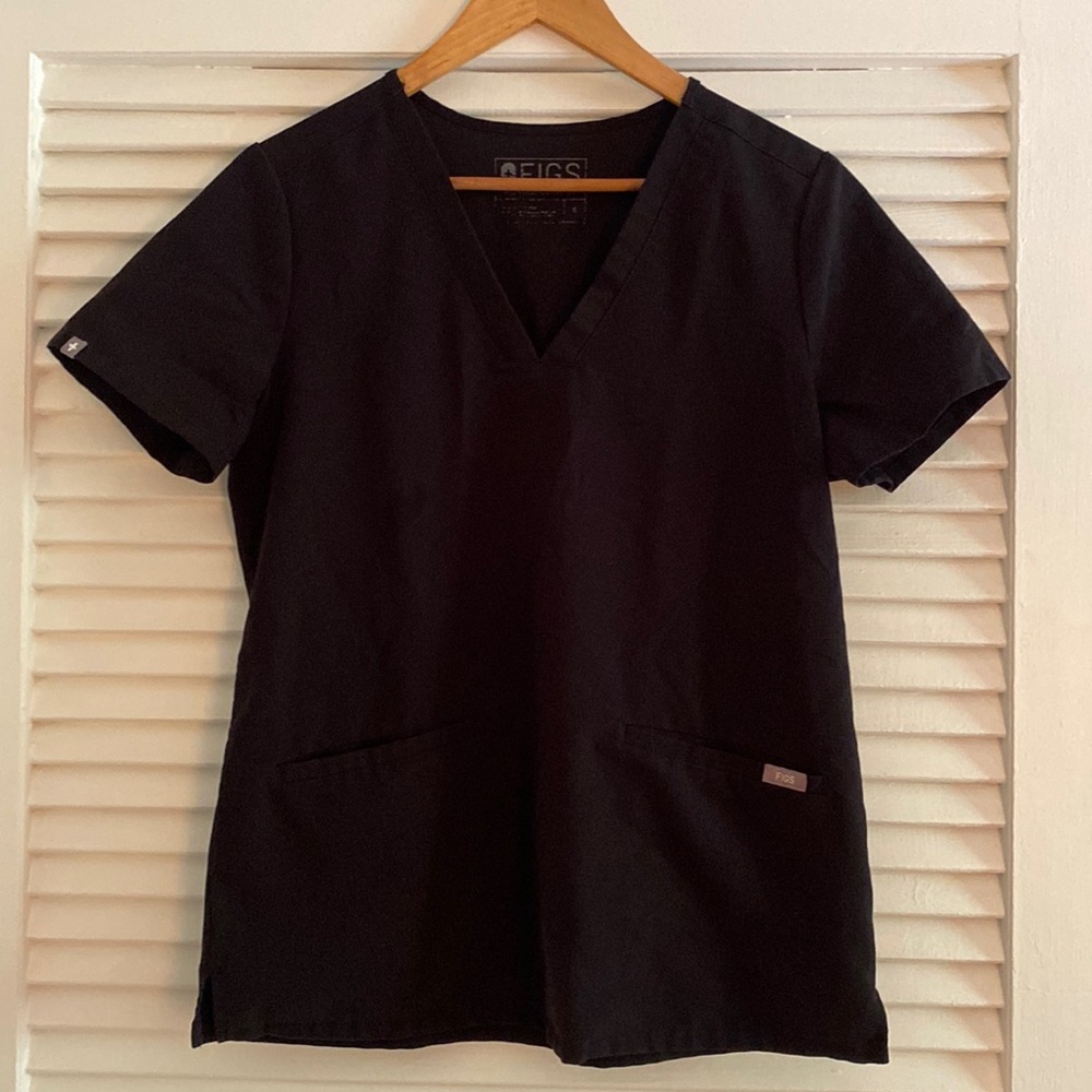 FIGS- black two pocket top